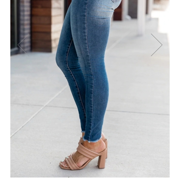 Pink lily Chelsie skinny jeans - Picture 2 of 8